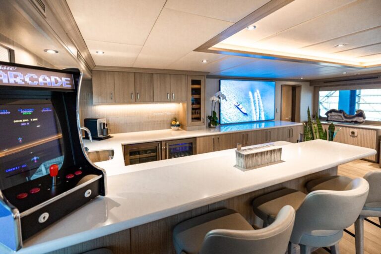 Sky Lounge Sit Up Bar