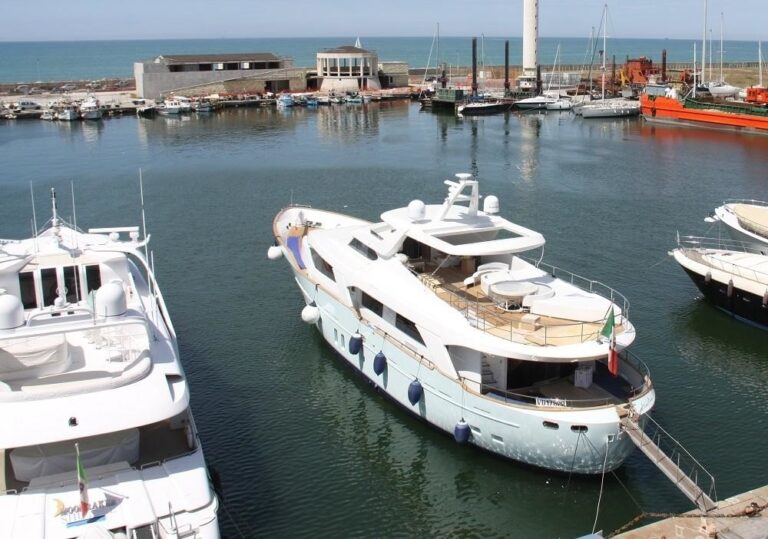 The 32m Yacht BLUE BERRY