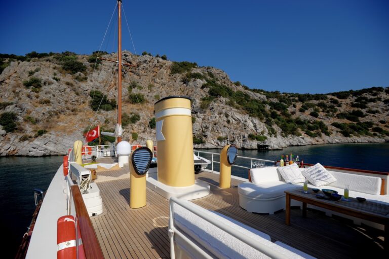 Deck On Yacht EL BANDIDO