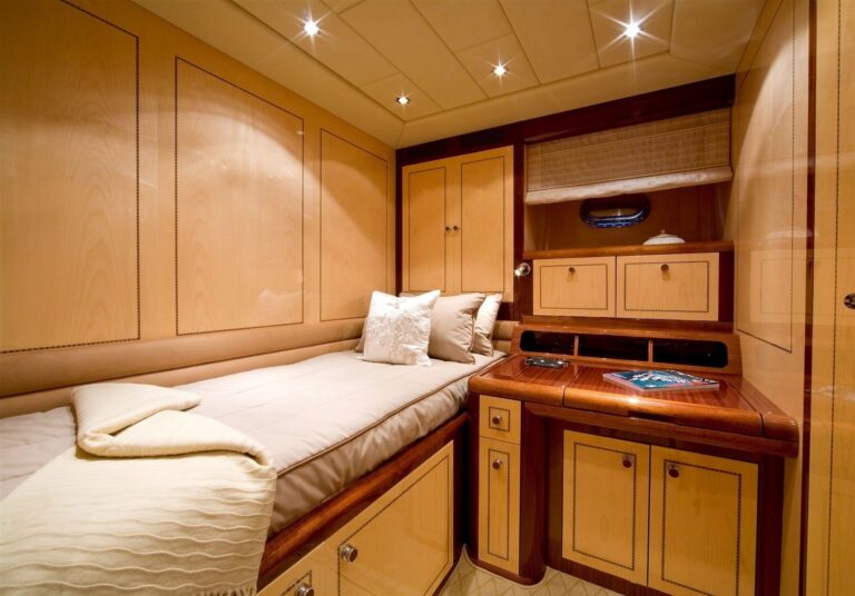 Mangusta 105 Yacht (the sistership - Hells Bells)