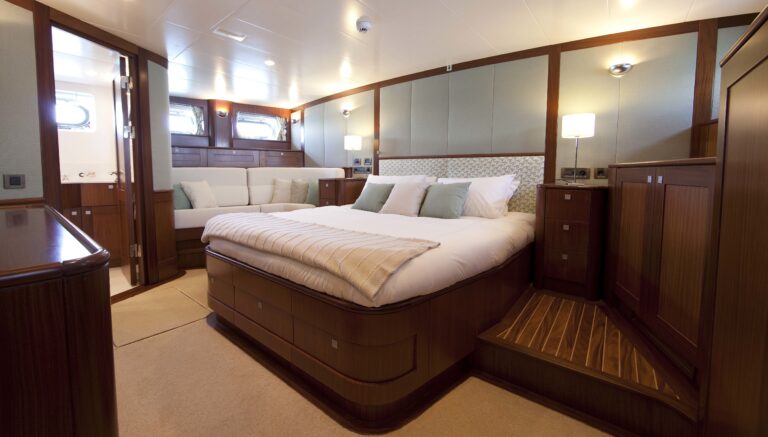 The 32m Yacht KESTREL