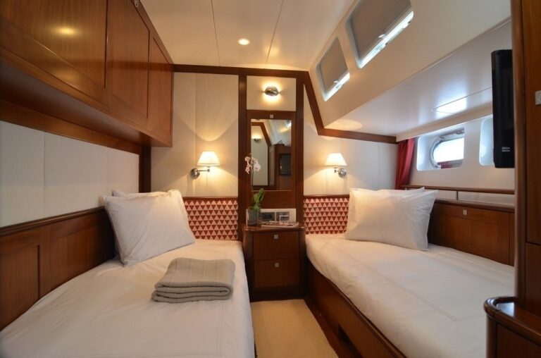 The 32m Yacht KESTREL