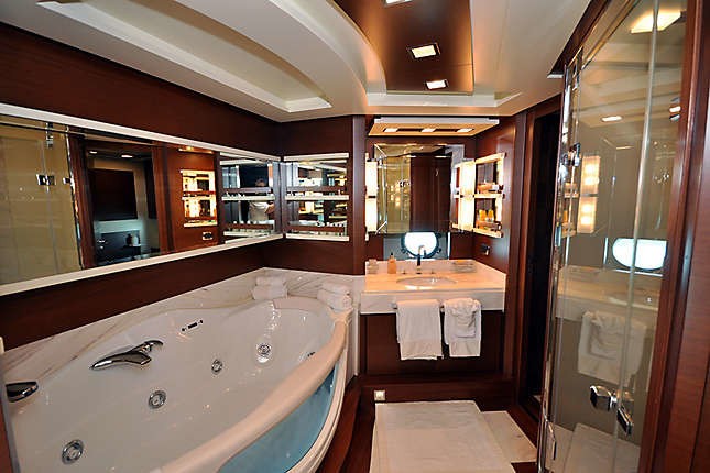 The 32m Yacht LADY CAROLE