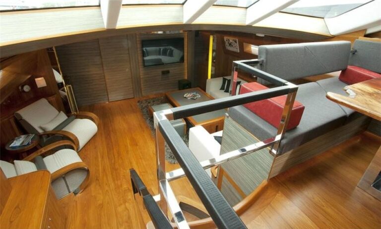 The 32m Yacht SILVER LINING