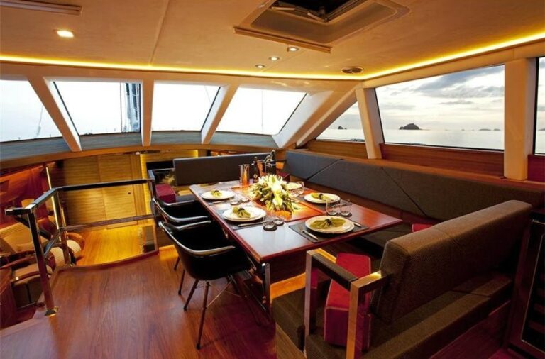 The 32m Yacht SILVER LINING