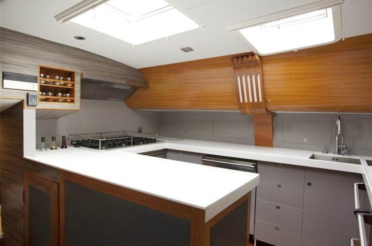 The 32m Yacht SILVER LINING