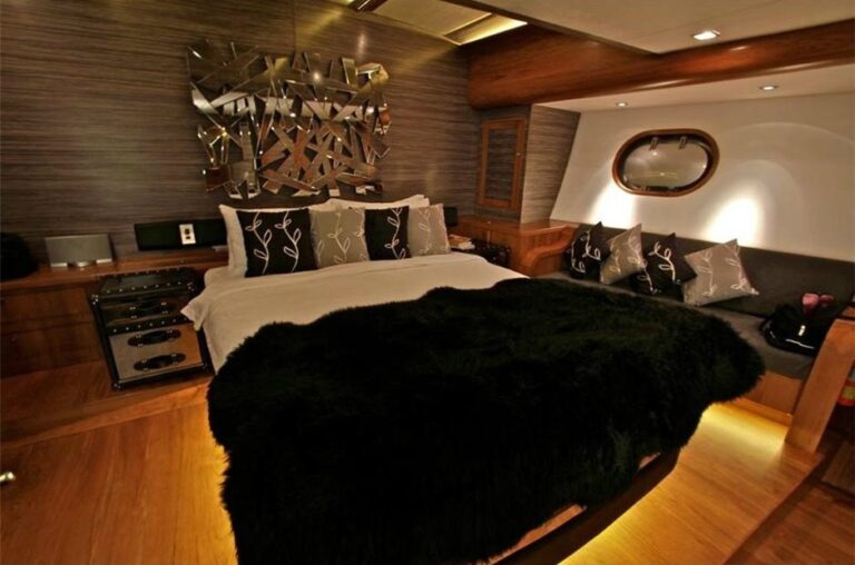 The 32m Yacht SILVER LINING