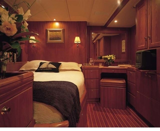 The 33m Yacht AVALON