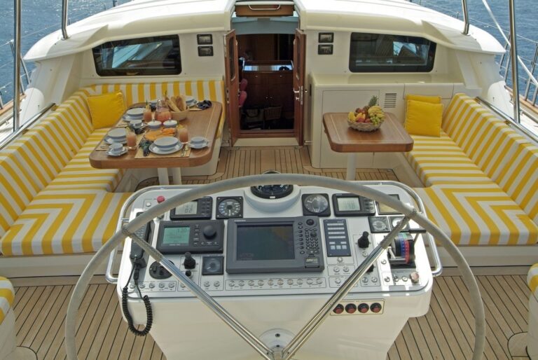 The 33m Yacht AVENTURA