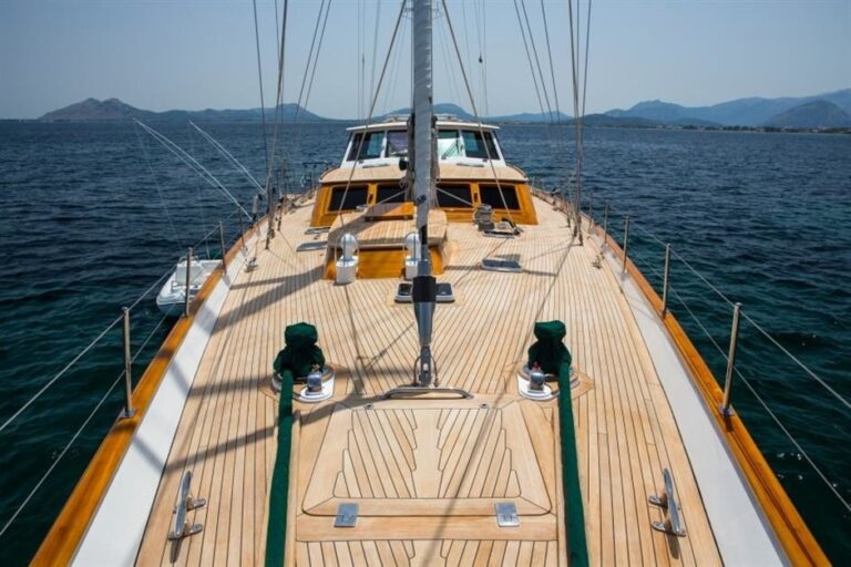 The 33m Yacht KEEWAYDIN