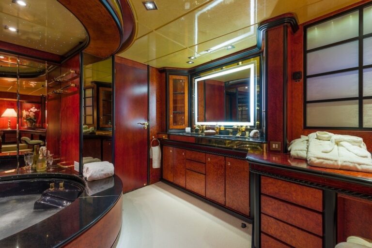 The 33m Yacht LADY SUNSHINE