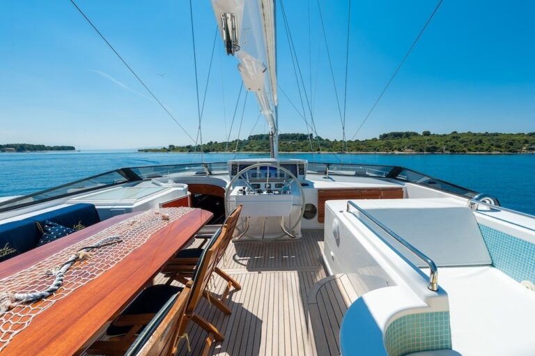 The 33m Yacht LADY SUNSHINE