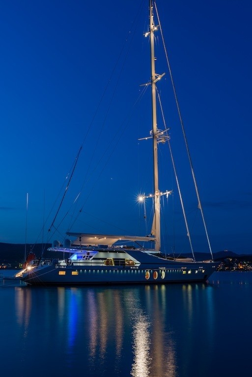 The 33m Yacht LADY SUNSHINE
