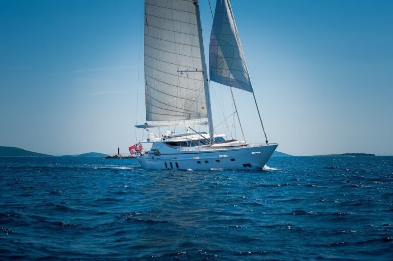 The 33m Yacht LADY SUNSHINE