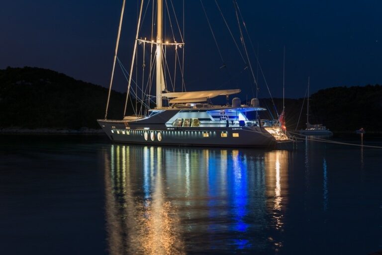 The 33m Yacht LADY SUNSHINE