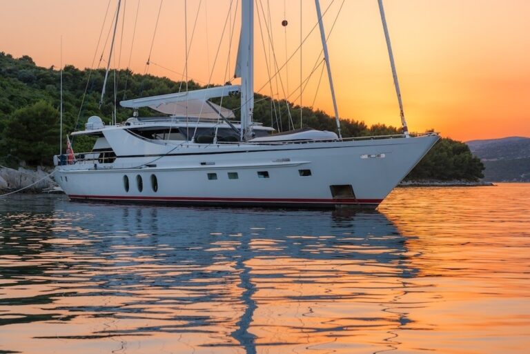 The 33m Yacht LADY SUNSHINE
