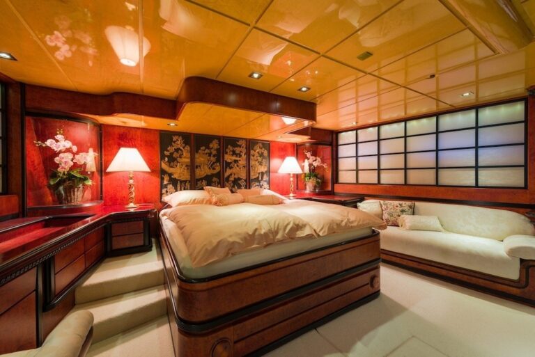 The 33m Yacht LADY SUNSHINE