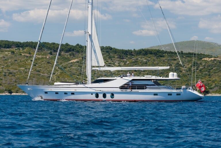 The 33m Yacht LADY SUNSHINE