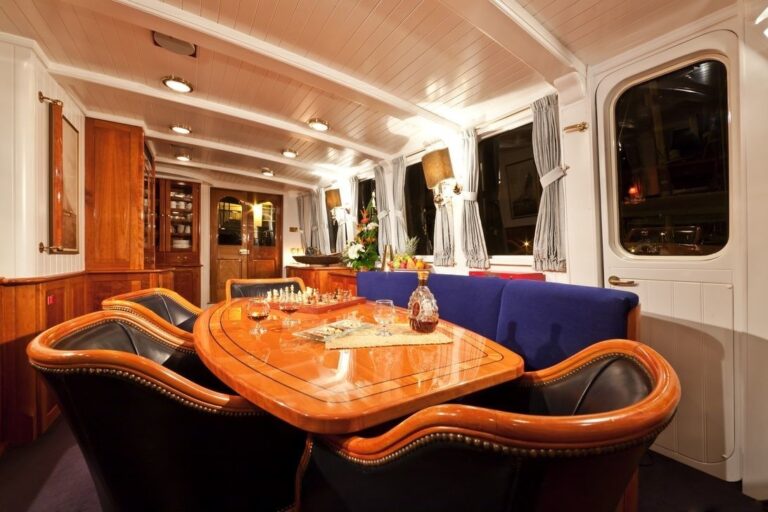 The 33m Yacht TIGERLILY OF CORNWALL