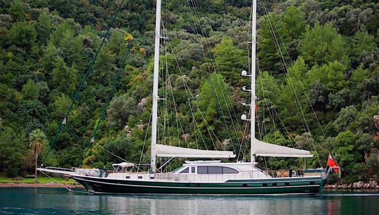 Charter yacht LEVANTIN