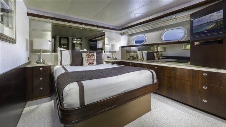 The 34m Yacht SOMETHING SOUTHERN