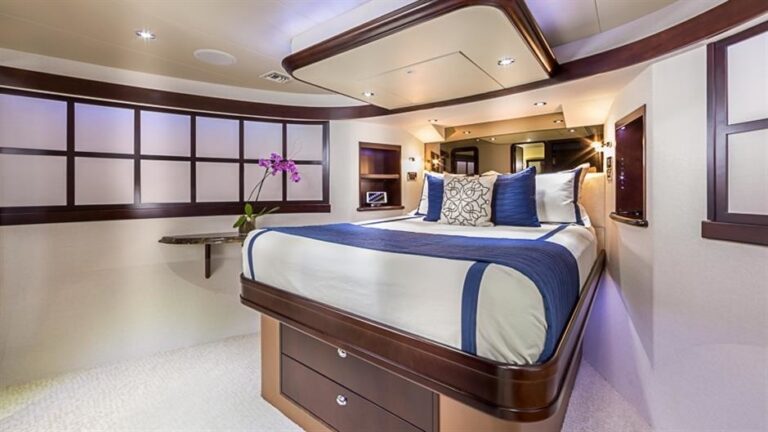 The 34m Yacht SOMETHING SOUTHERN