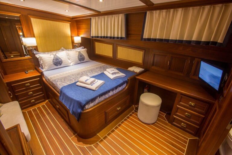 Double guest cabin
