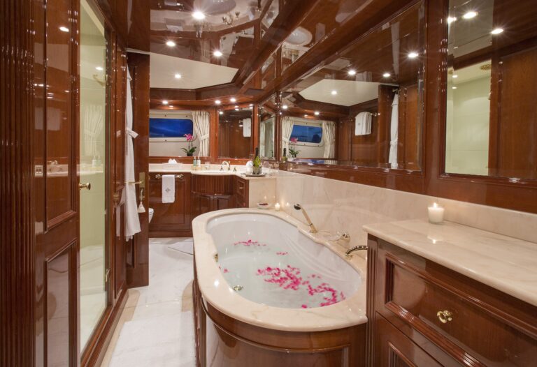 The 35m Yacht CAMARINA ROYALE
