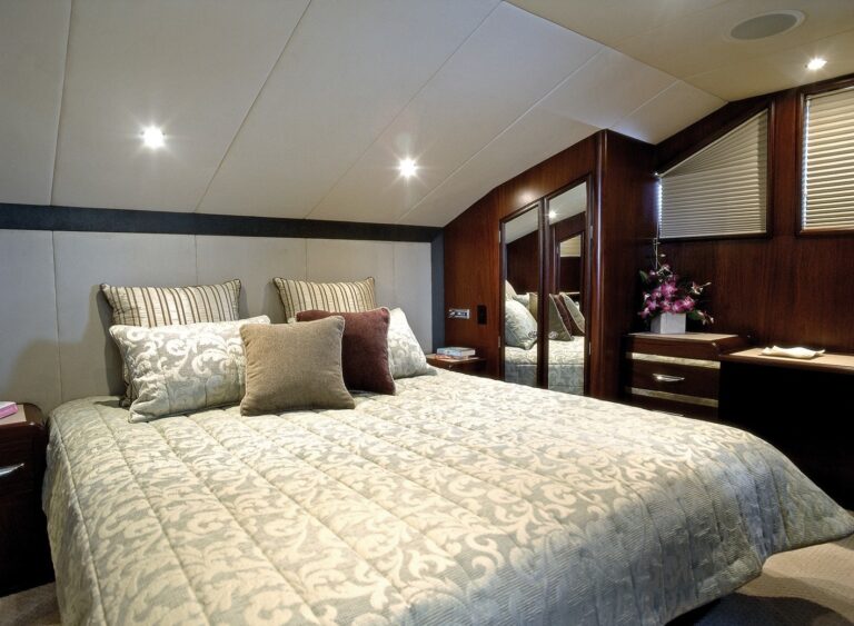 Double guest cabin