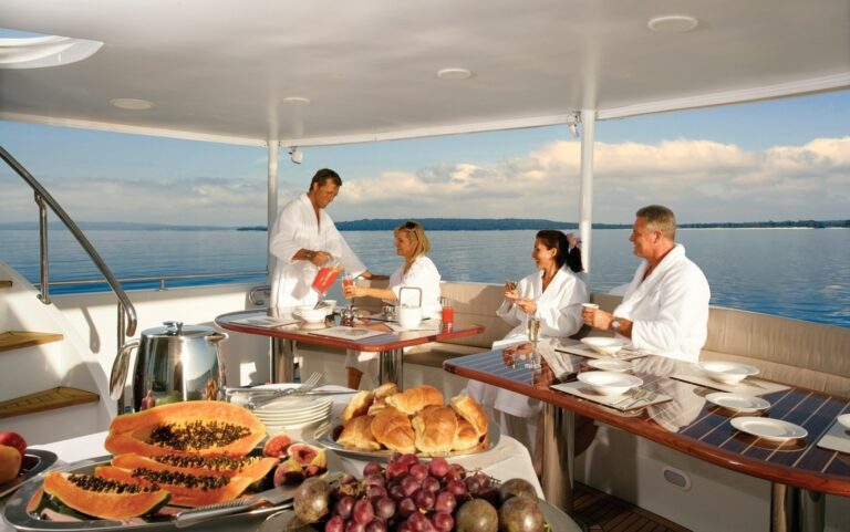 Aft deck alfresco dining