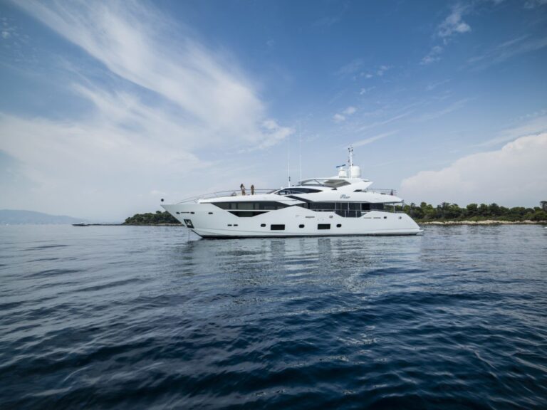 The 35m Yacht FLEUR