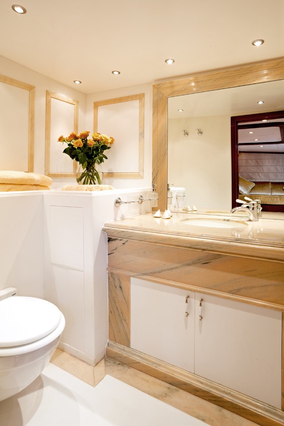 Close Up: Yacht IRAKLIS L's Bath Image