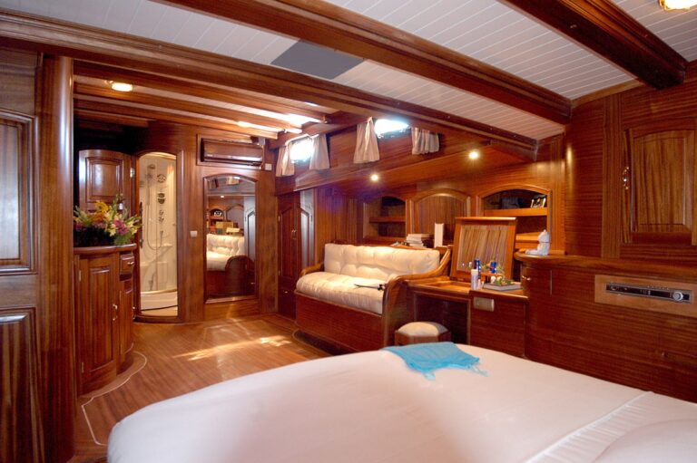 The 35m Yacht QUEEN OF KARIA