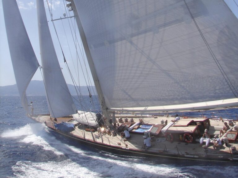 Deck: Yacht SHAMROCK V's Cruising Image