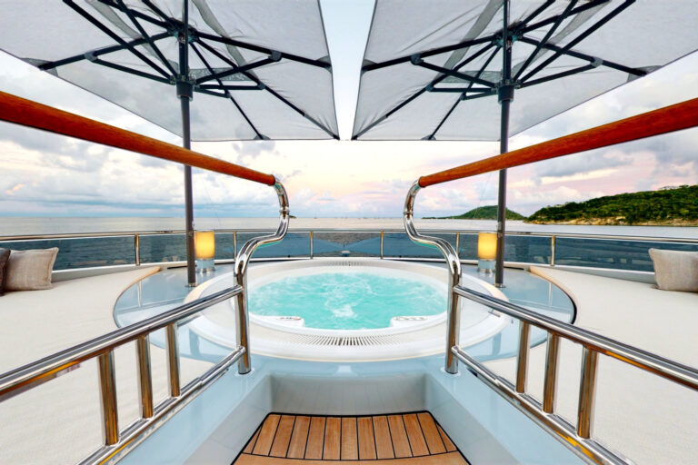 Sun Deck-Jacuzzi
