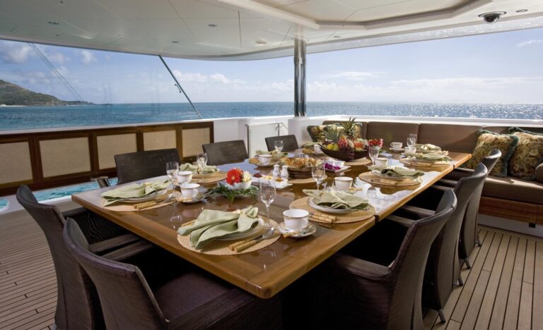 Premier Deck Aft On Yacht PERLE BLEUE