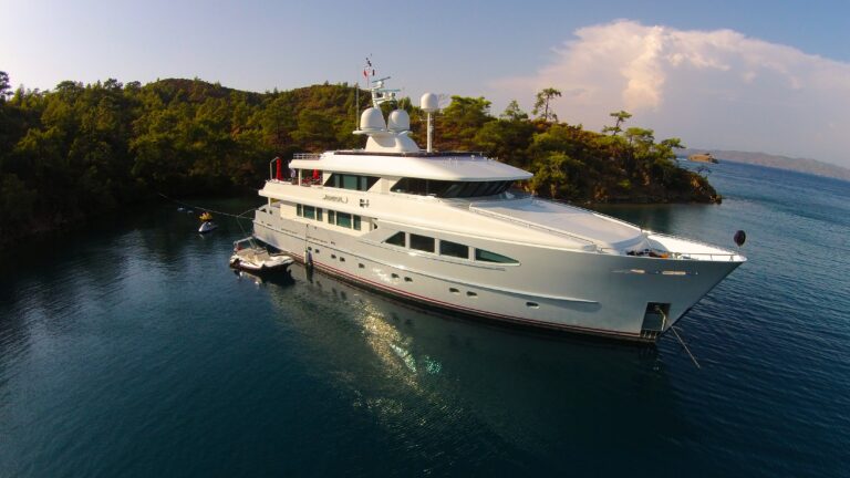 The 38m Yacht ALUMERCIA