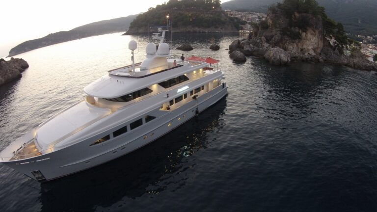 The 38m Yacht ALUMERCIA