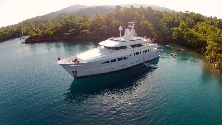 The 38m Yacht ALUMERCIA