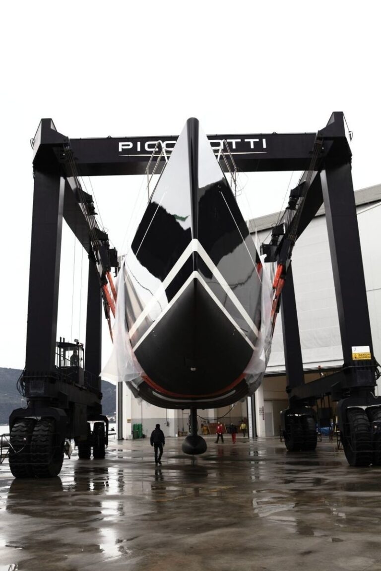 The 38m Yacht DAHLAK