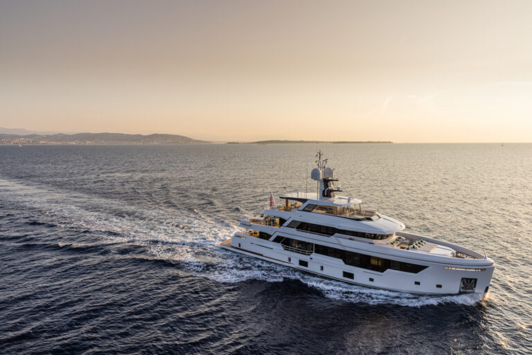 38m Motor Yacht EMOCEAN By Rossinavi