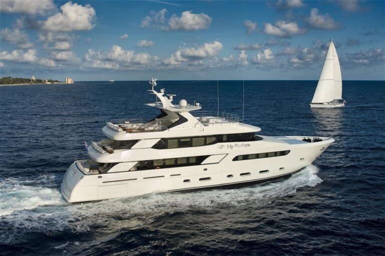 The 39m Yacht DARLINGS