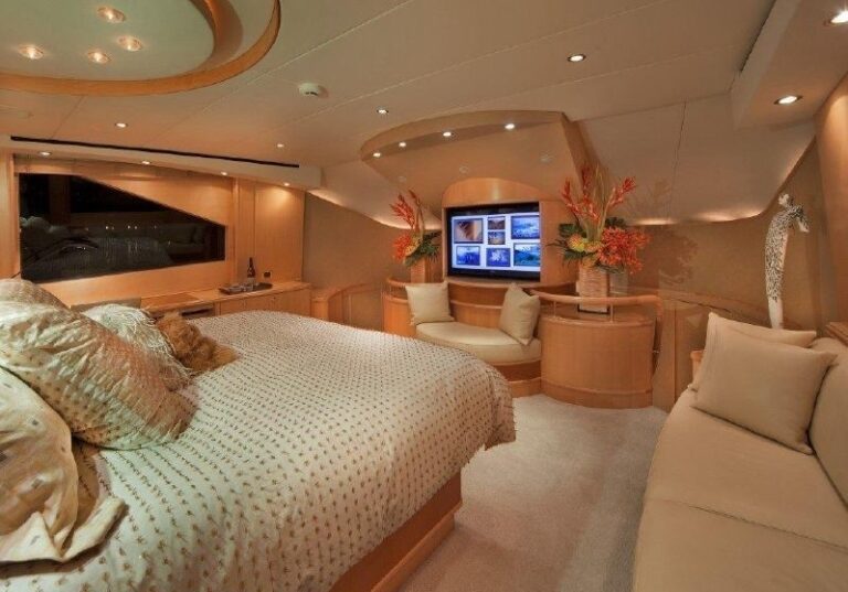 The 39m Yacht DUMB LUCK