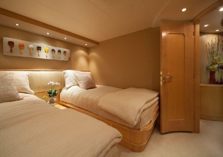 The 39m Yacht DUMB LUCK