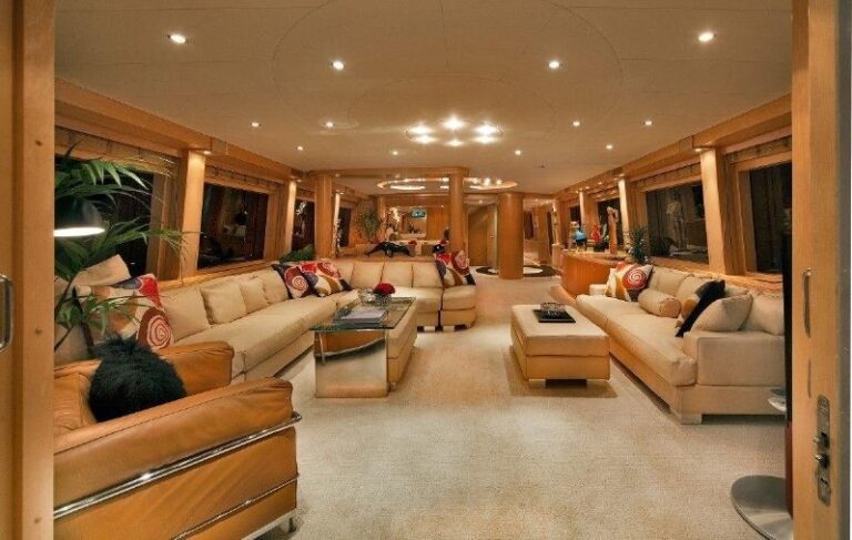 The 39m Yacht DUMB LUCK