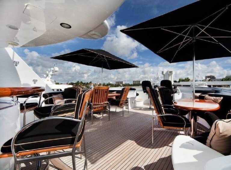The 39m Yacht DUMB LUCK