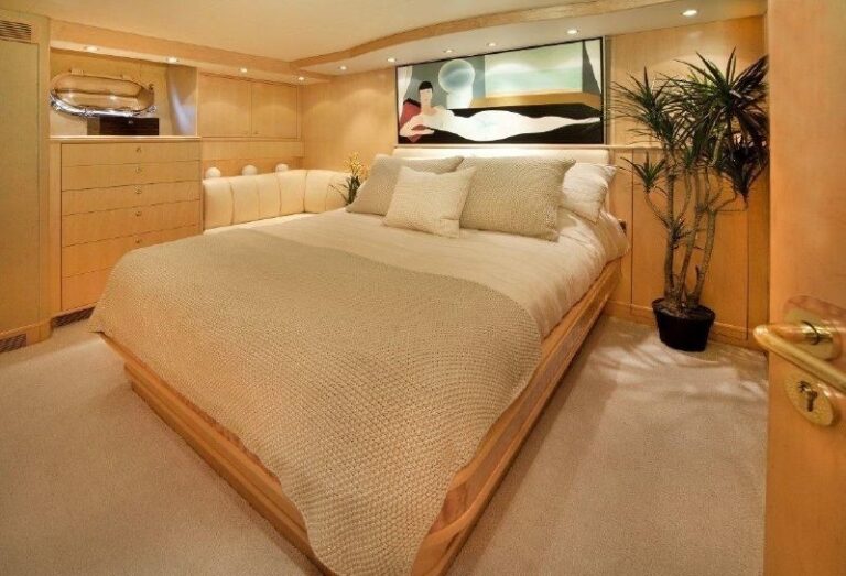 The 39m Yacht DUMB LUCK