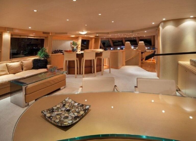 The 39m Yacht DUMB LUCK