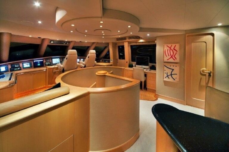 The 39m Yacht DUMB LUCK