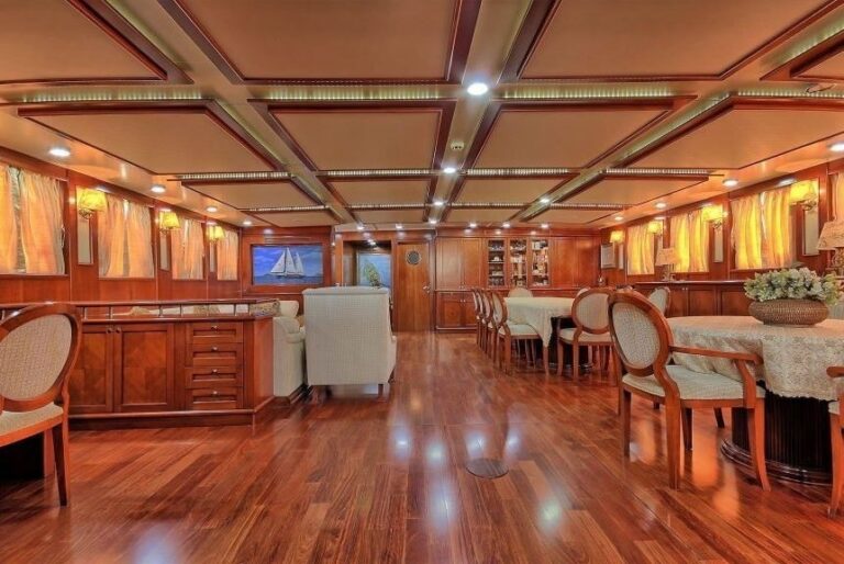 The 39m Yacht SEA DREAM